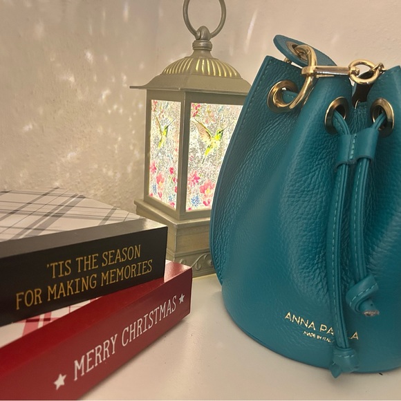 Elegant and Sophisticated Design. Cream material and match with everything. - Picture 1 of 5